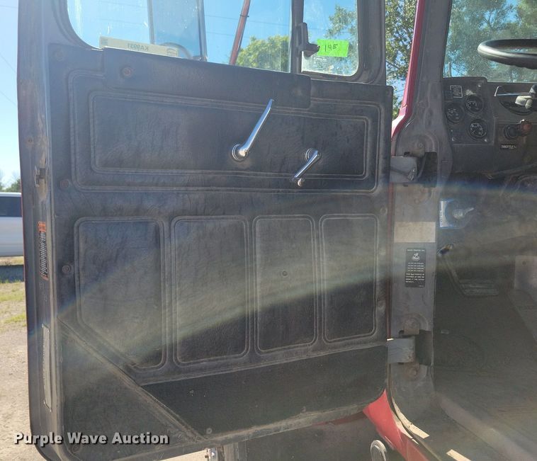 image for item KA9931 1992 Mack RD690S semi truck