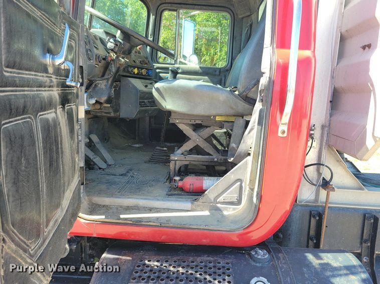 image for item KA9931 1992 Mack RD690S semi truck