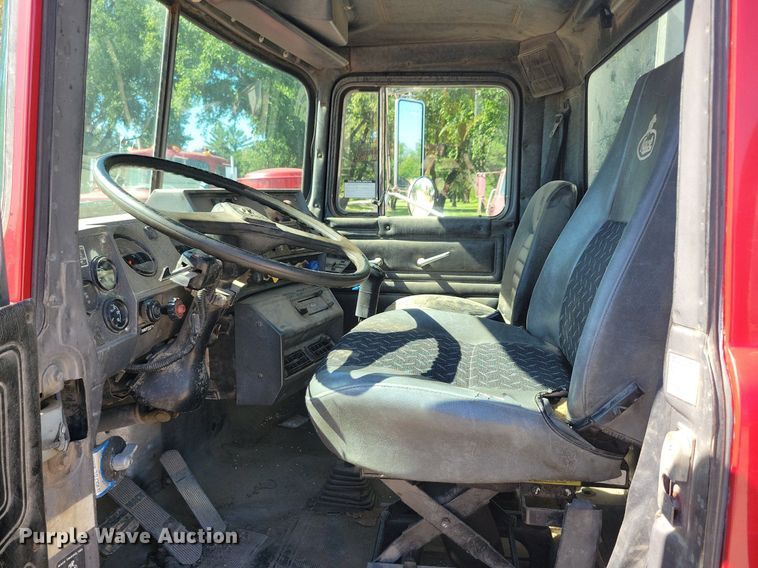 image for item KA9931 1992 Mack RD690S semi truck