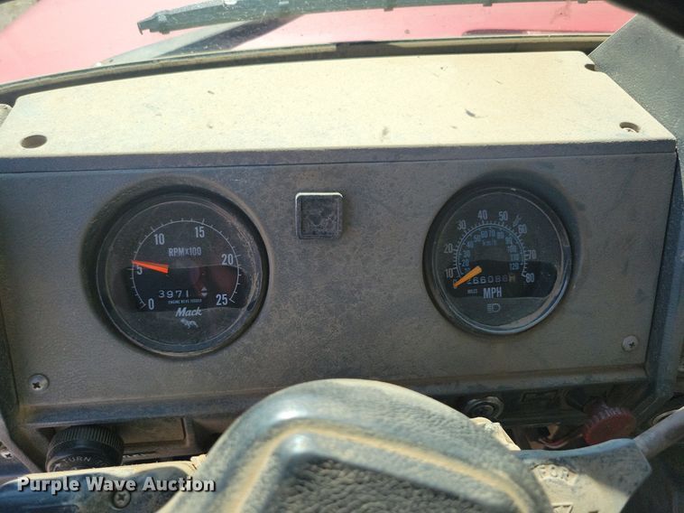 image for item KA9931 1992 Mack RD690S semi truck