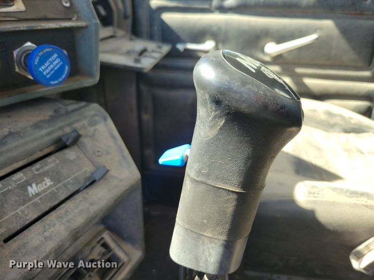 image for item KA9931 1992 Mack RD690S semi truck