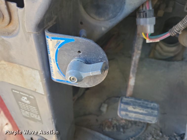 image for item KA9931 1992 Mack RD690S semi truck