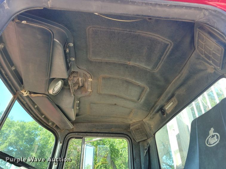 image for item KA9931 1992 Mack RD690S semi truck