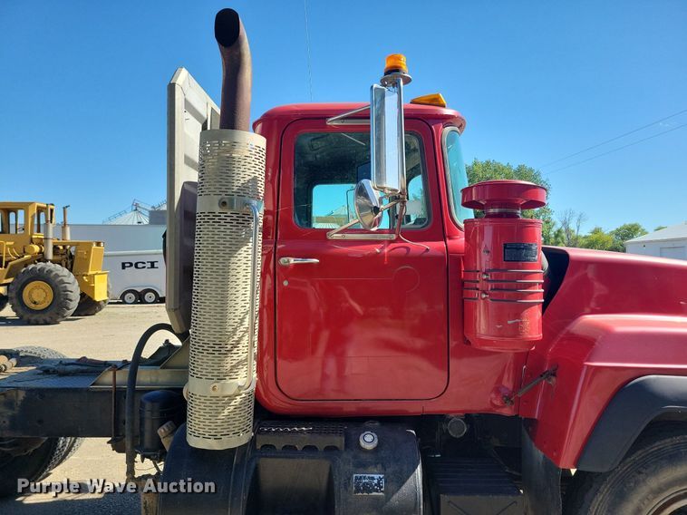 image for item KA9931 1992 Mack RD690S semi truck