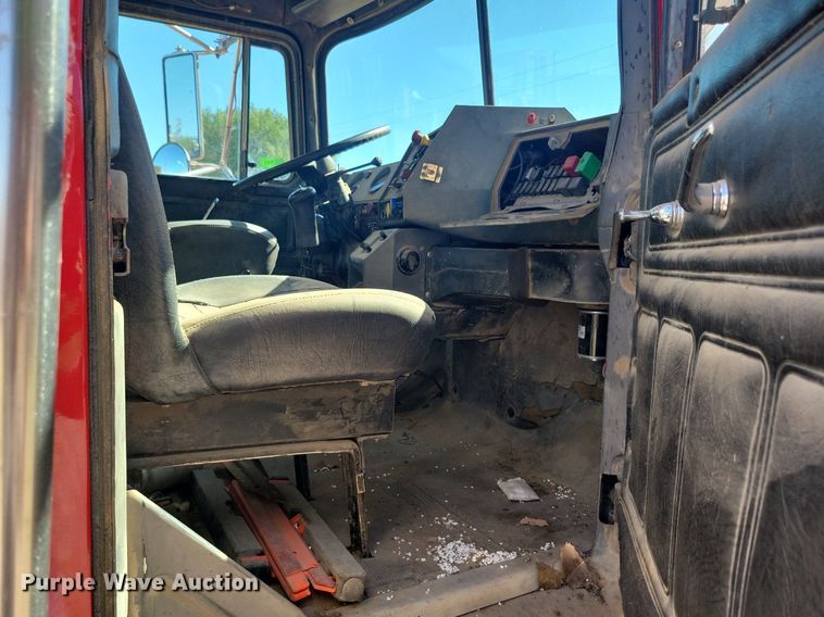 image for item KA9931 1992 Mack RD690S semi truck