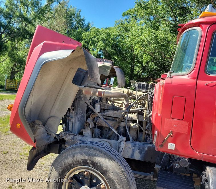 image for item KA9931 1992 Mack RD690S semi truck