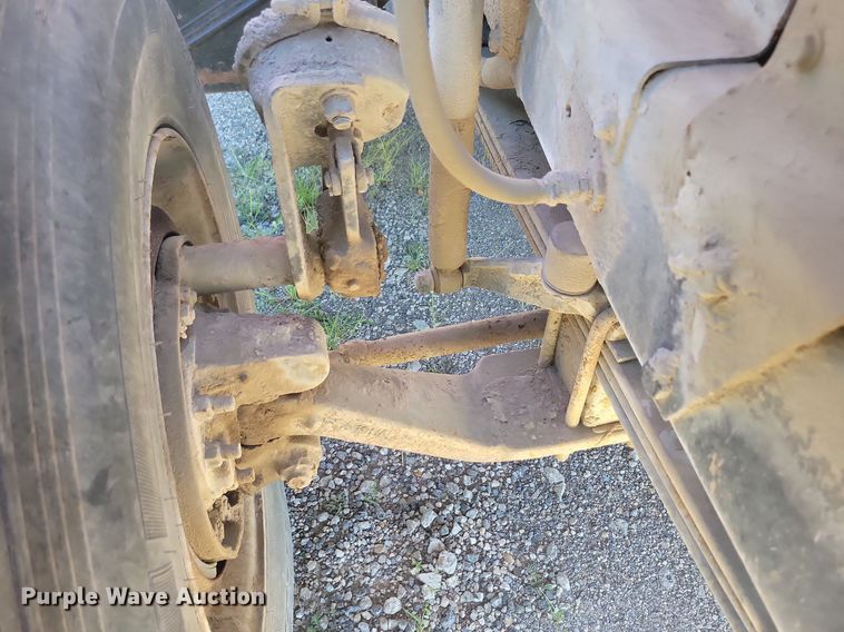 image for item KA9931 1992 Mack RD690S semi truck