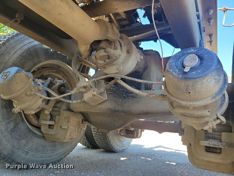 image for item KA9931 1992 Mack RD690S semi truck