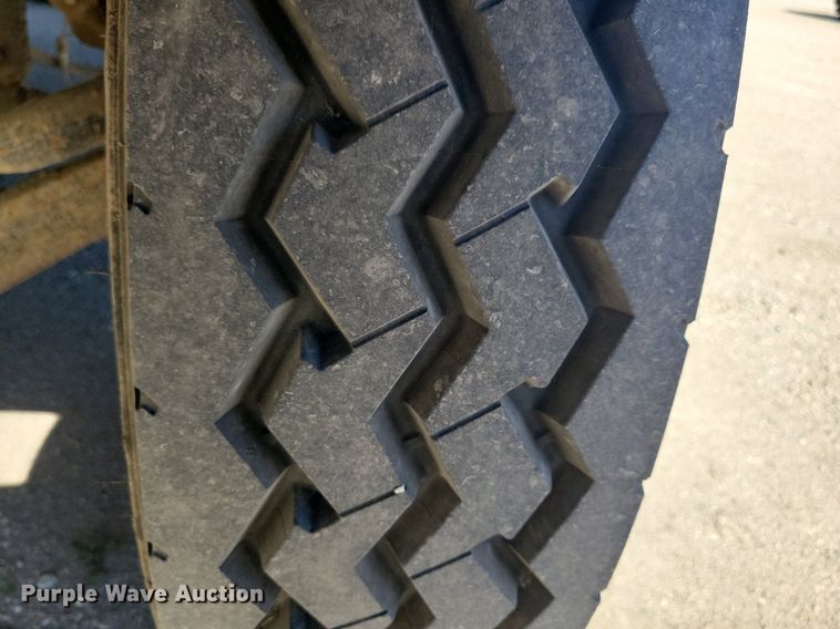 image for item KA9931 1992 Mack RD690S semi truck