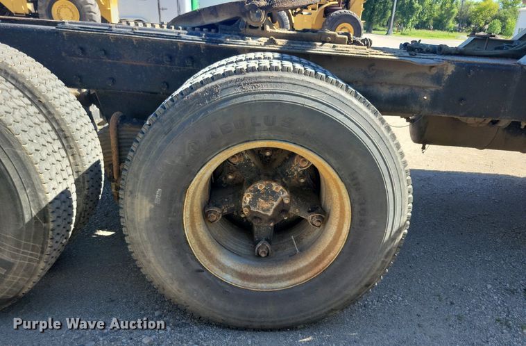 image for item KA9931 1992 Mack RD690S semi truck