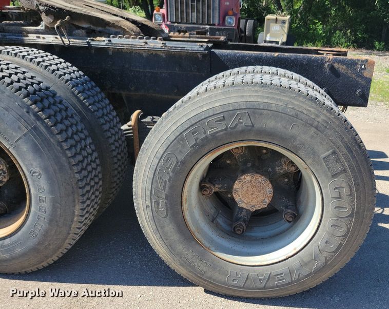 image for item KA9931 1992 Mack RD690S semi truck