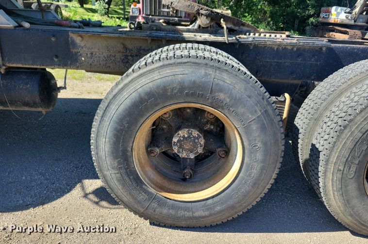 image for item KA9931 1992 Mack RD690S semi truck