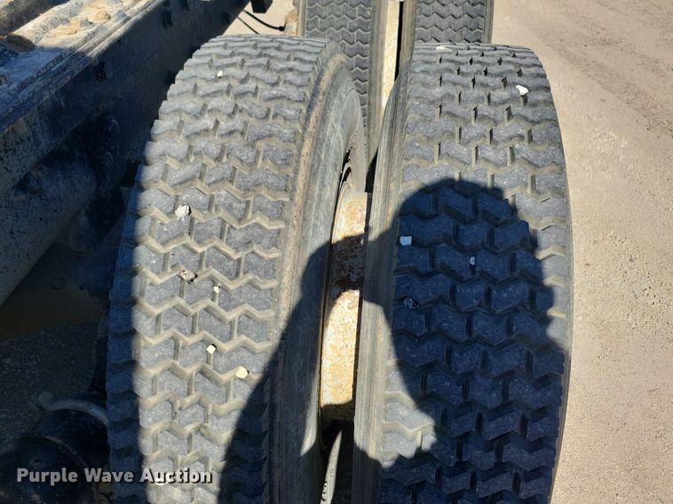 image for item KA9931 1992 Mack RD690S semi truck