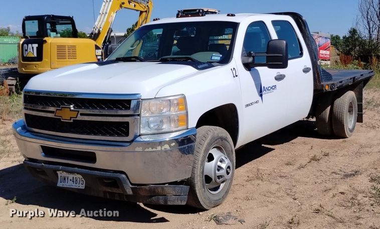 image for item LO9035 2014 Chevrolet Silverado 3500HD Crew Cab flatbed pickup truck