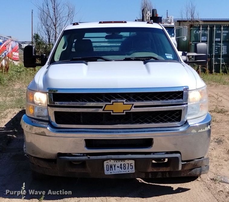 image for item LO9035 2014 Chevrolet Silverado 3500HD Crew Cab flatbed pickup truck