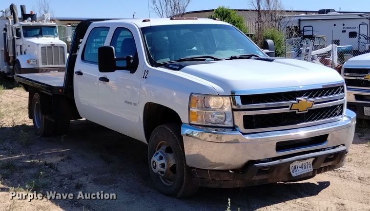 image for item LO9035 2014 Chevrolet Silverado 3500HD Crew Cab flatbed pickup truck