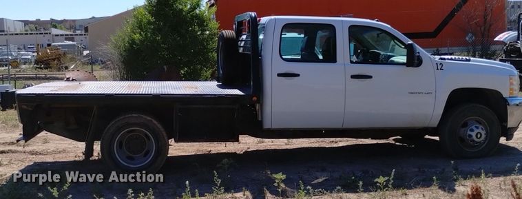 image for item LO9035 2014 Chevrolet Silverado 3500HD Crew Cab flatbed pickup truck