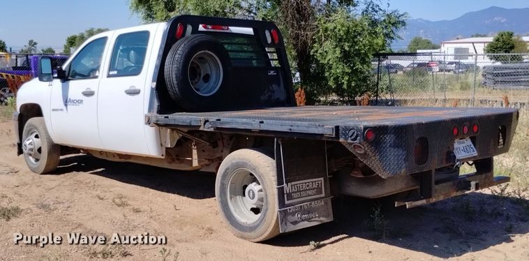 image for item LO9035 2014 Chevrolet Silverado 3500HD Crew Cab flatbed pickup truck
