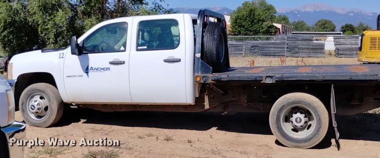 image for item LO9035 2014 Chevrolet Silverado 3500HD Crew Cab flatbed pickup truck