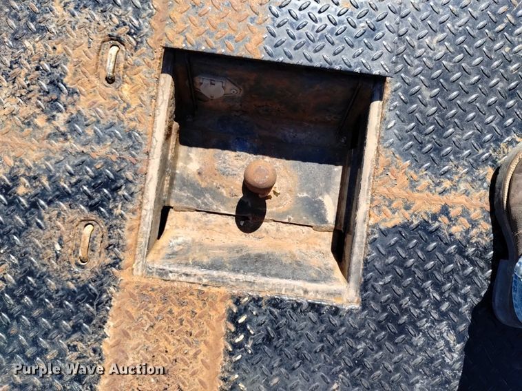 image for item LO9035 2014 Chevrolet Silverado 3500HD Crew Cab flatbed pickup truck