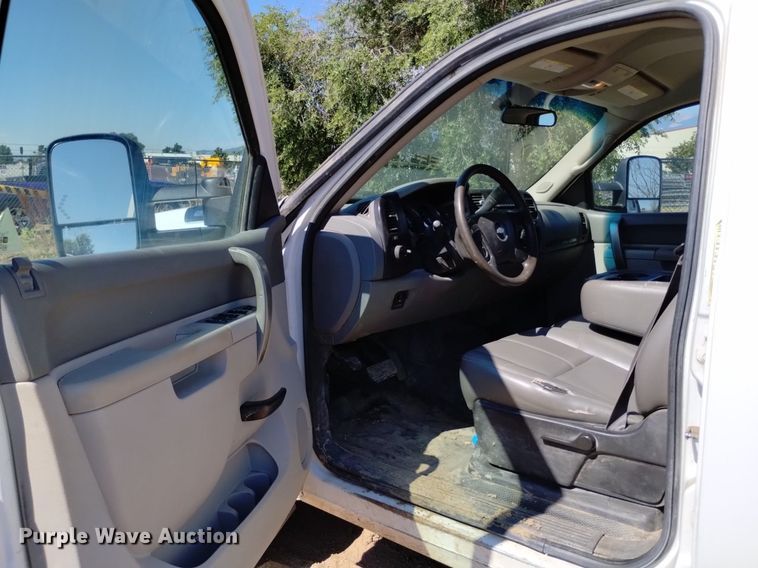 image for item LO9035 2014 Chevrolet Silverado 3500HD Crew Cab flatbed pickup truck