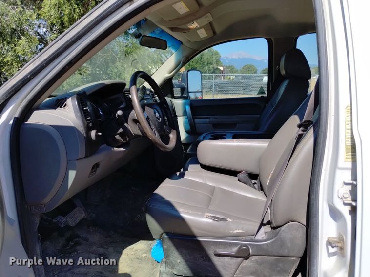 image for item LO9035 2014 Chevrolet Silverado 3500HD Crew Cab flatbed pickup truck