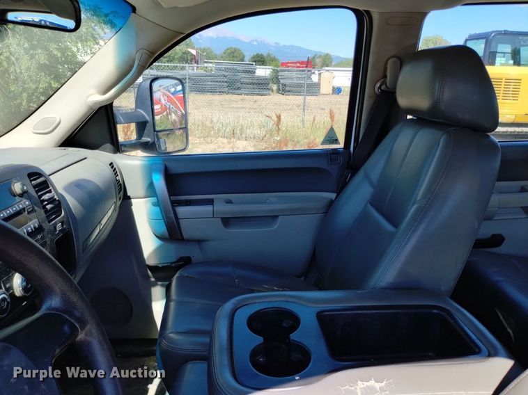 image for item LO9035 2014 Chevrolet Silverado 3500HD Crew Cab flatbed pickup truck