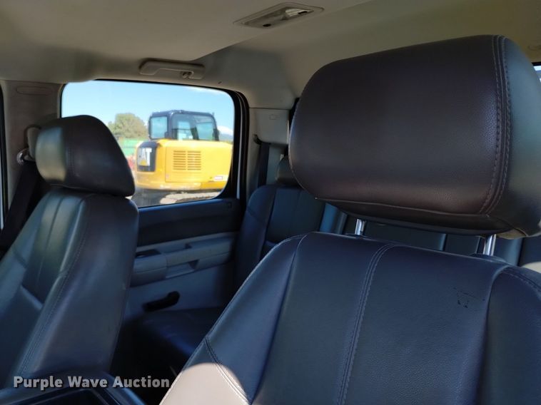 image for item LO9035 2014 Chevrolet Silverado 3500HD Crew Cab flatbed pickup truck