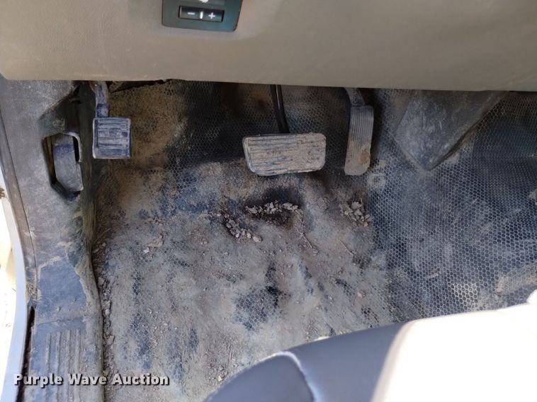 image for item LO9035 2014 Chevrolet Silverado 3500HD Crew Cab flatbed pickup truck