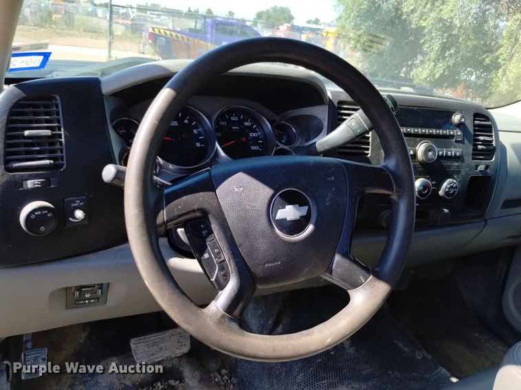 image for item LO9035 2014 Chevrolet Silverado 3500HD Crew Cab flatbed pickup truck