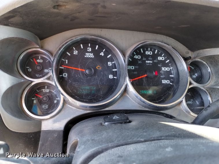 image for item LO9035 2014 Chevrolet Silverado 3500HD Crew Cab flatbed pickup truck