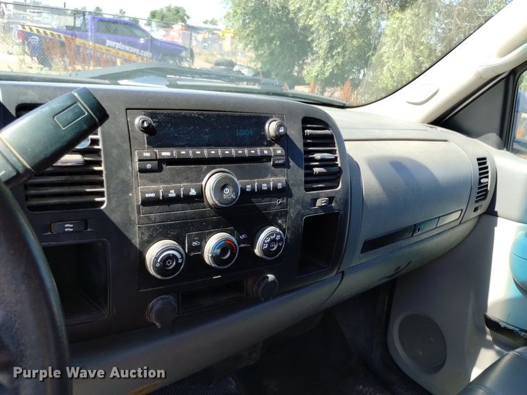 image for item LO9035 2014 Chevrolet Silverado 3500HD Crew Cab flatbed pickup truck