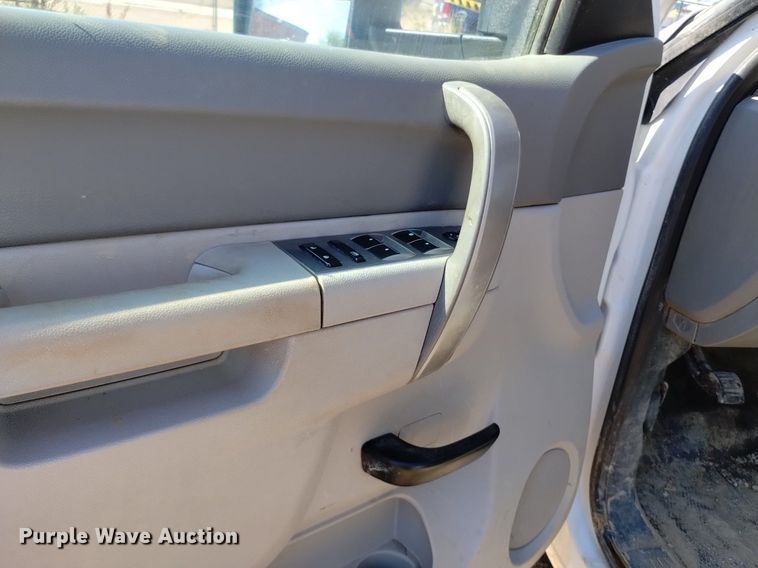 image for item LO9035 2014 Chevrolet Silverado 3500HD Crew Cab flatbed pickup truck