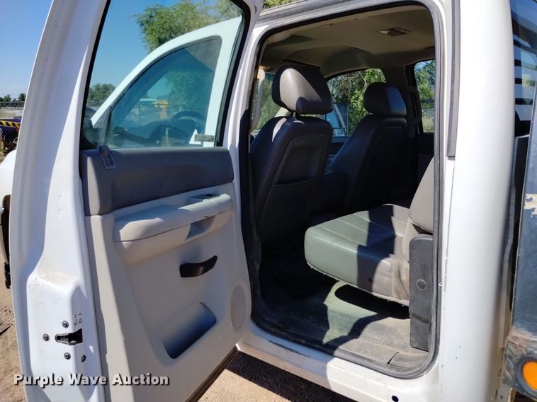 image for item LO9035 2014 Chevrolet Silverado 3500HD Crew Cab flatbed pickup truck