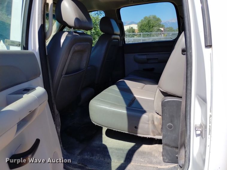 image for item LO9035 2014 Chevrolet Silverado 3500HD Crew Cab flatbed pickup truck