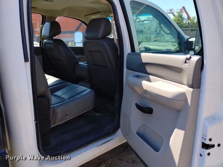 image for item LO9035 2014 Chevrolet Silverado 3500HD Crew Cab flatbed pickup truck