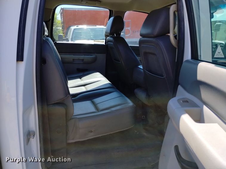 image for item LO9035 2014 Chevrolet Silverado 3500HD Crew Cab flatbed pickup truck