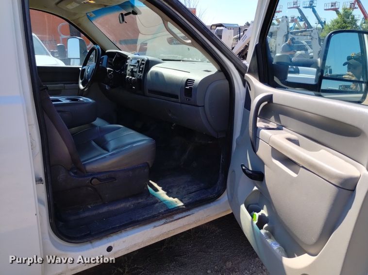 image for item LO9035 2014 Chevrolet Silverado 3500HD Crew Cab flatbed pickup truck