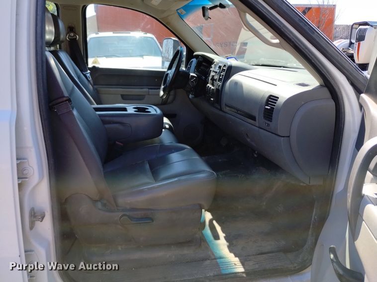 image for item LO9035 2014 Chevrolet Silverado 3500HD Crew Cab flatbed pickup truck