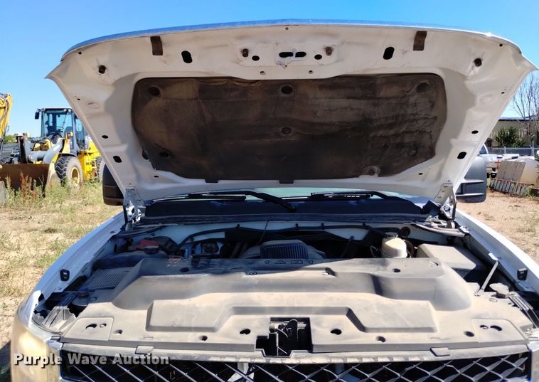 image for item LO9035 2014 Chevrolet Silverado 3500HD Crew Cab flatbed pickup truck