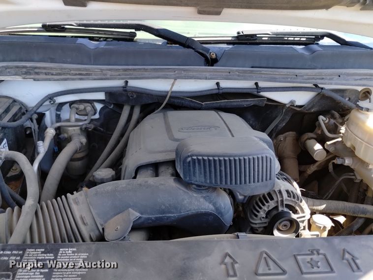 image for item LO9035 2014 Chevrolet Silverado 3500HD Crew Cab flatbed pickup truck