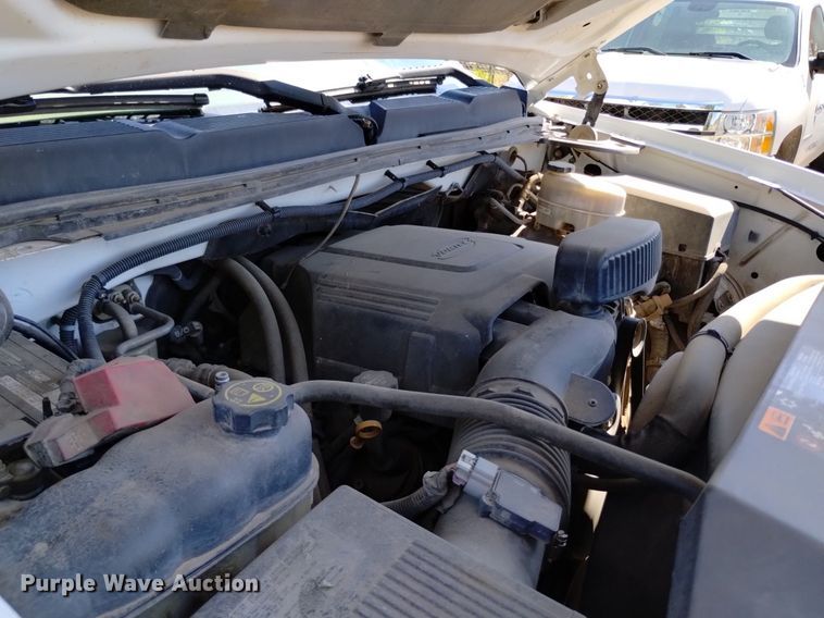 image for item LO9035 2014 Chevrolet Silverado 3500HD Crew Cab flatbed pickup truck