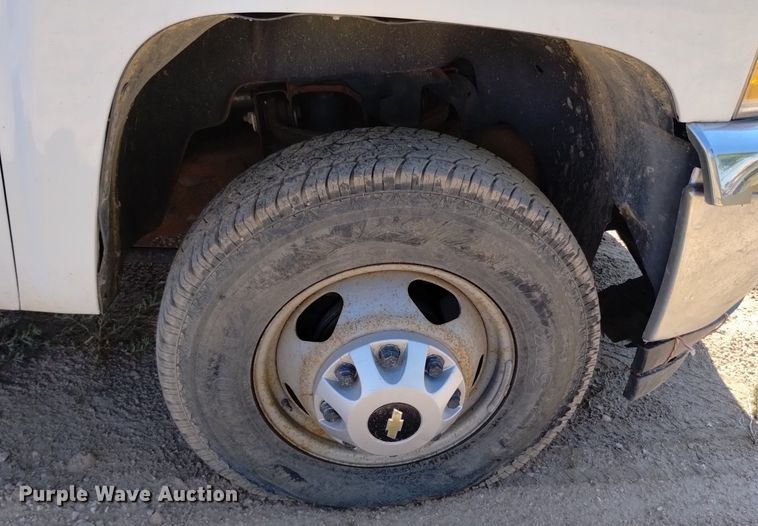 image for item LO9035 2014 Chevrolet Silverado 3500HD Crew Cab flatbed pickup truck