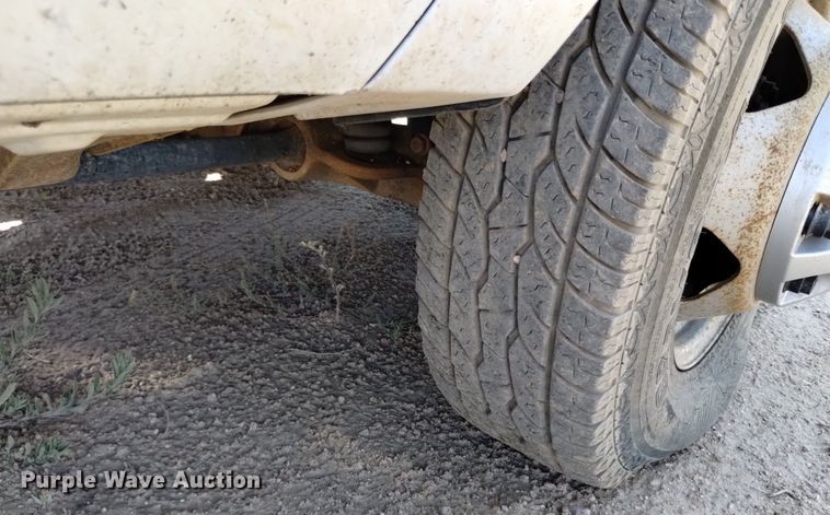 image for item LO9035 2014 Chevrolet Silverado 3500HD Crew Cab flatbed pickup truck