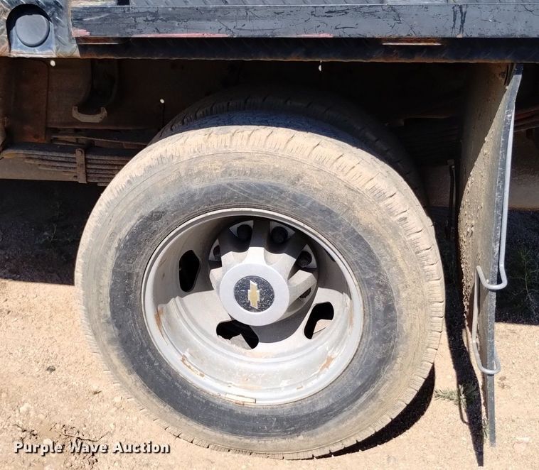 image for item LO9035 2014 Chevrolet Silverado 3500HD Crew Cab flatbed pickup truck