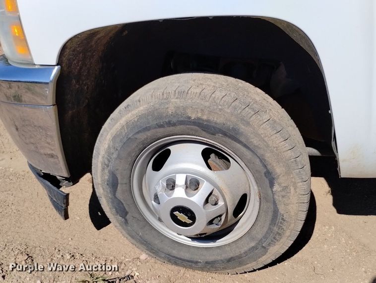 image for item LO9035 2014 Chevrolet Silverado 3500HD Crew Cab flatbed pickup truck