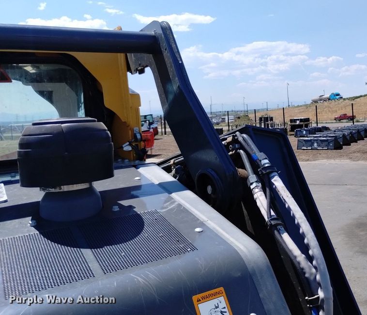 image for item LO9040 2022 John Deere 333G tracked skid steer loader