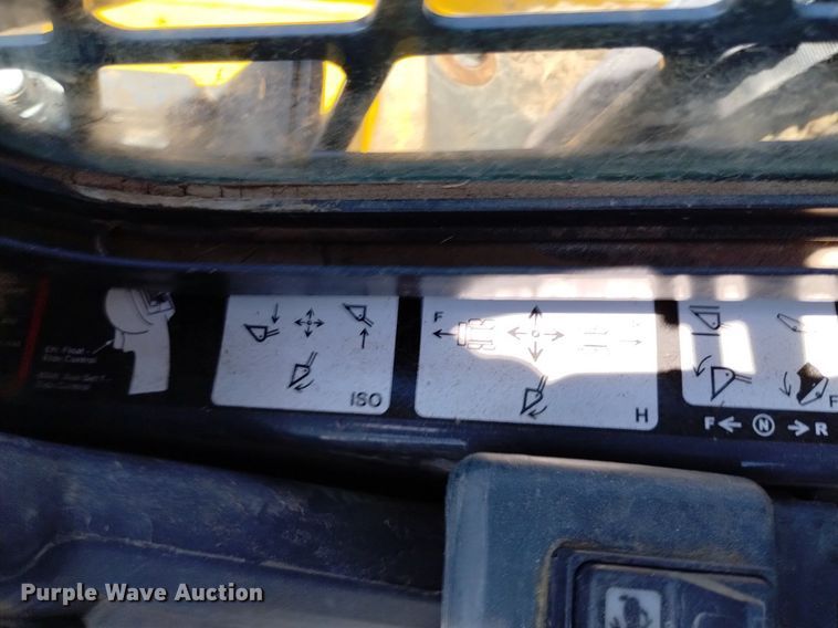 image for item LO9040 2022 John Deere 333G tracked skid steer loader