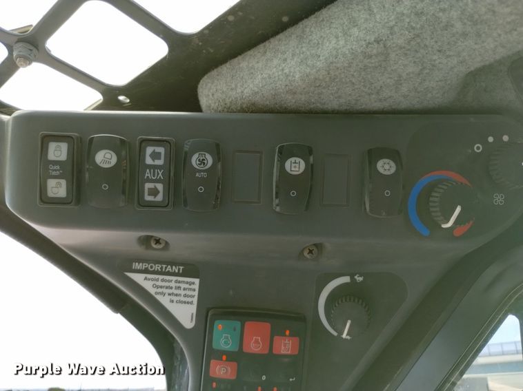 image for item LO9040 2022 John Deere 333G tracked skid steer loader