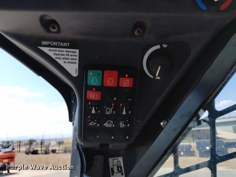 image for item LO9040 2022 John Deere 333G tracked skid steer loader